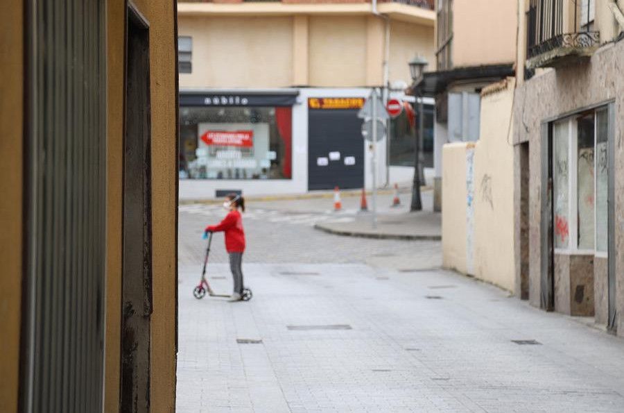 Ver A Los Ninos Jugar En Un Recuadro Marcado En El Patio Es Triste