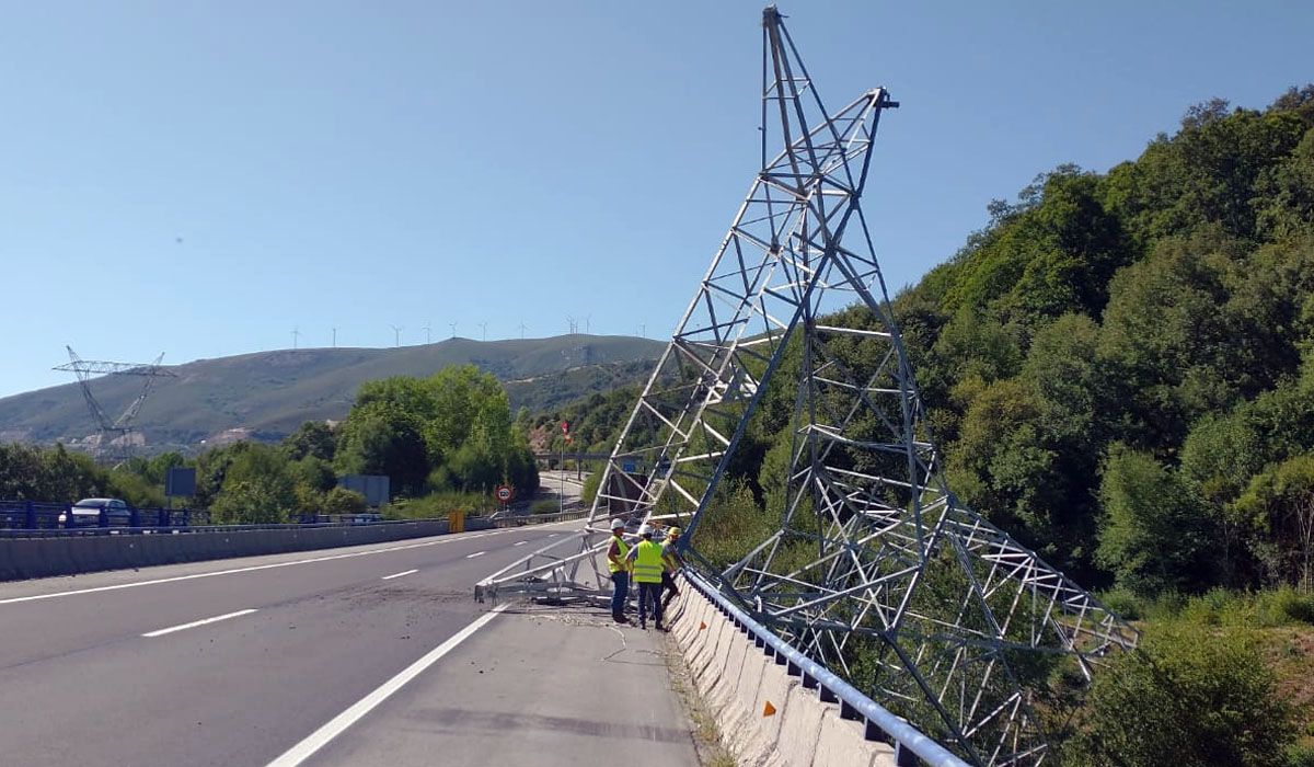 La Ca Da De Una Torre De Alta Tensi N Obliga A Cortar Un