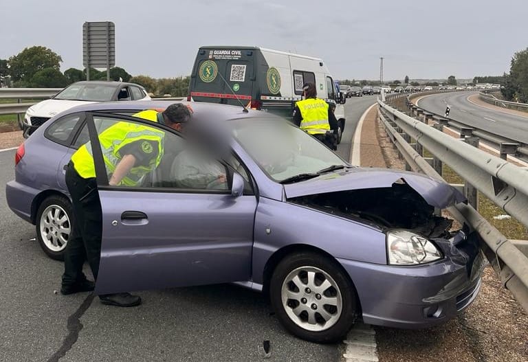 Un Aparatoso Accidente Provoca Largas Retenciones A La Entrada De Zamora