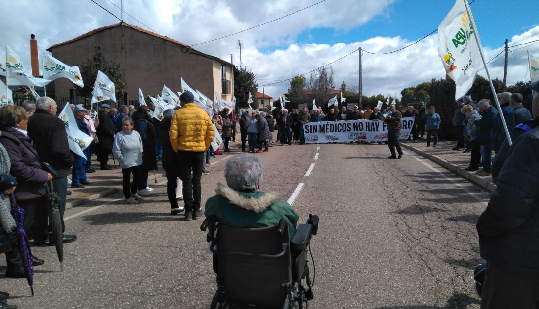 Más de 400 personas reclaman en Villardeciervos a la Junta que