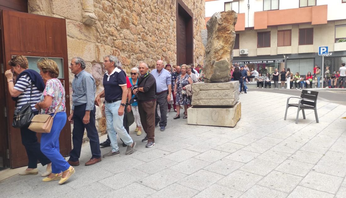 Largas Colas Para Hacerse Con Una Pa Oleta De San Pedro La Se A