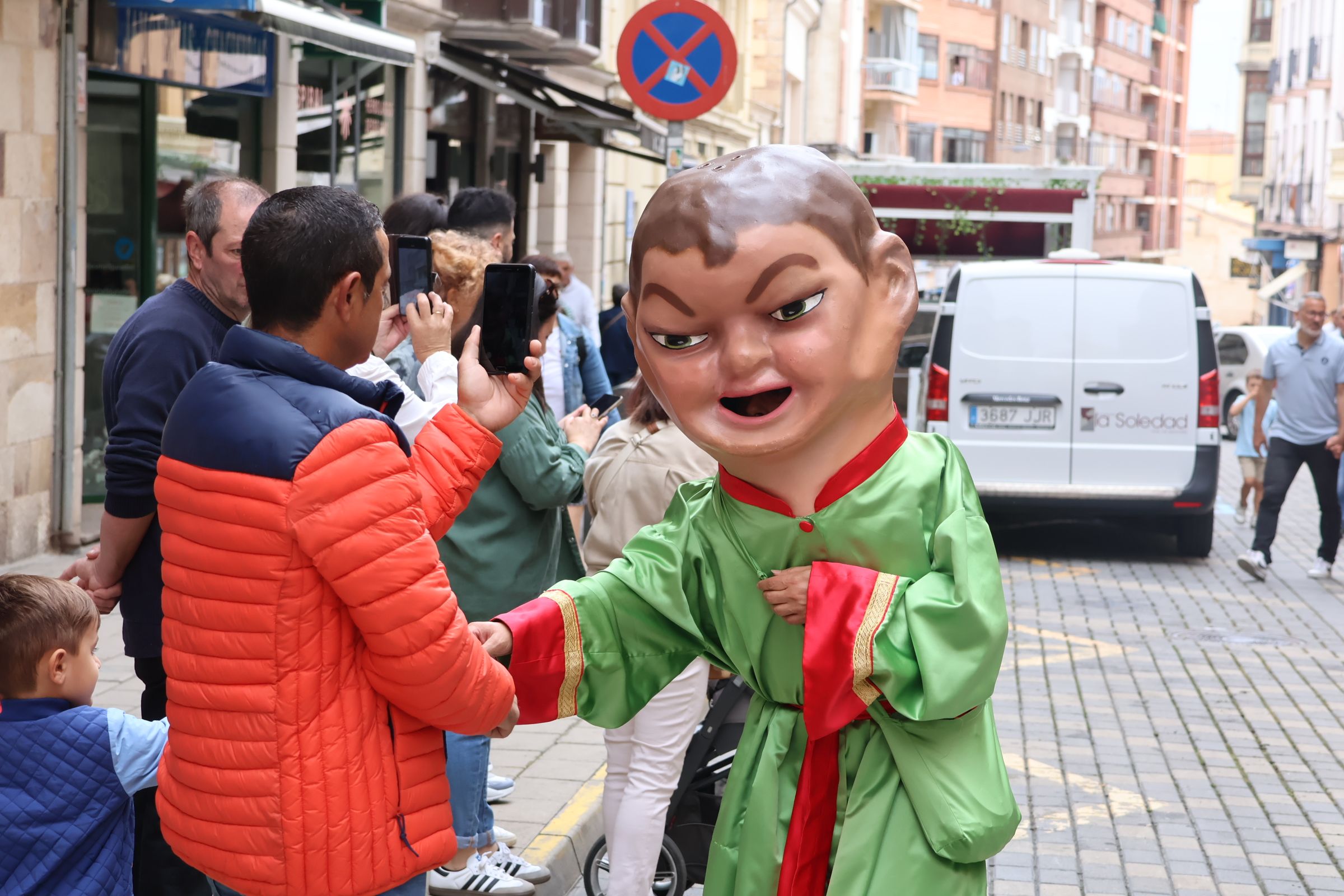 Galer A Revive En Im Genes El Pasacalles De Gigantes Y Gigantillas