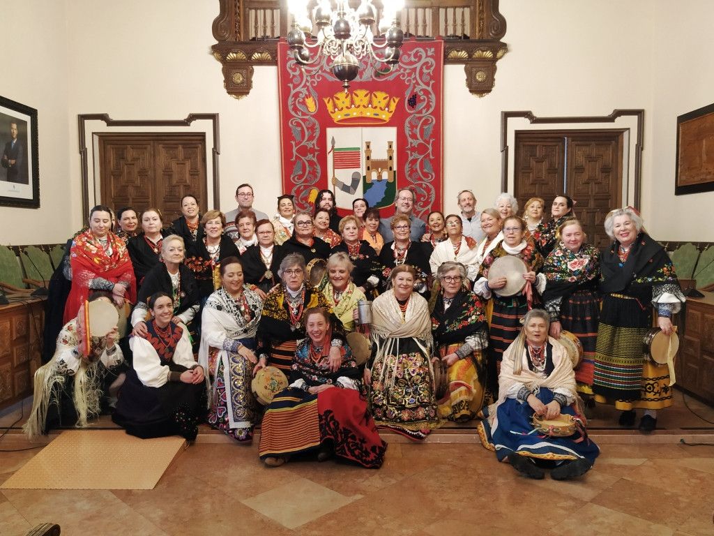 Los Grupos De Guedas Visitan El Ayuntamiento Y Animan Las Calles De La