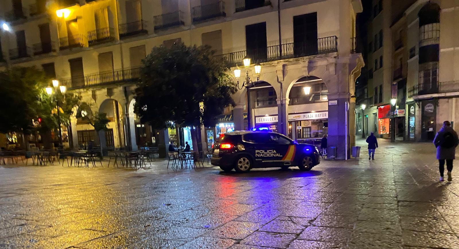 Un coche de la Policía Nacional en la Plaza Mayor. Archivo