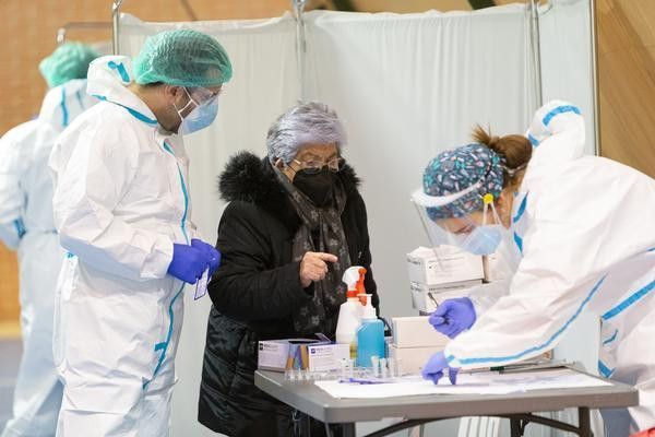 Sanitarios realizan un test a una zamorana