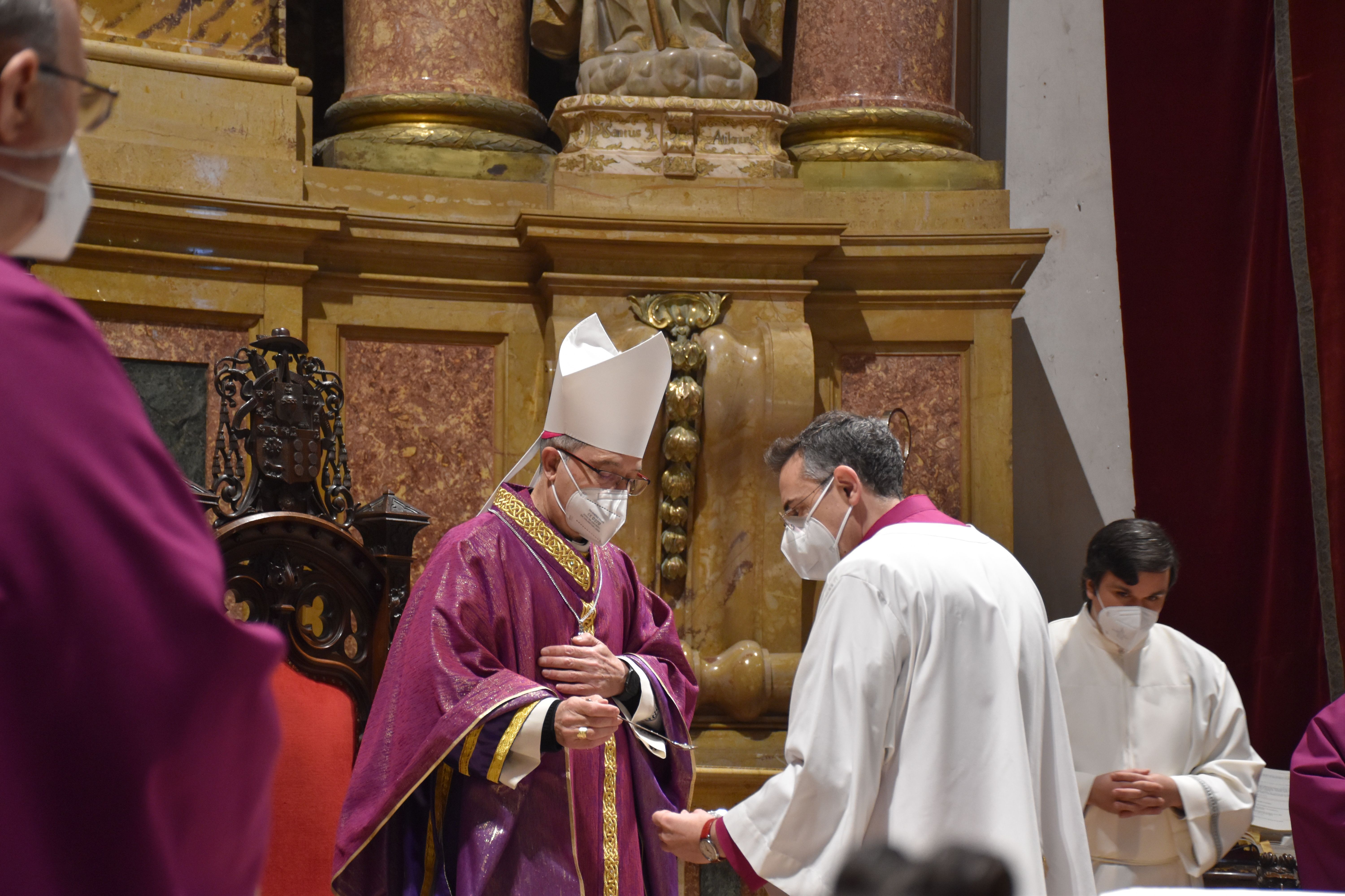 El obispo de Zamora, Fernando Valera, preside la eucaristía del Miércoles de Ceniza en la Catedral