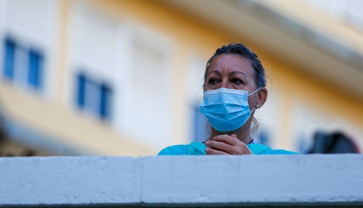 Una sanitaria se asoma en el Virgen de la Concha