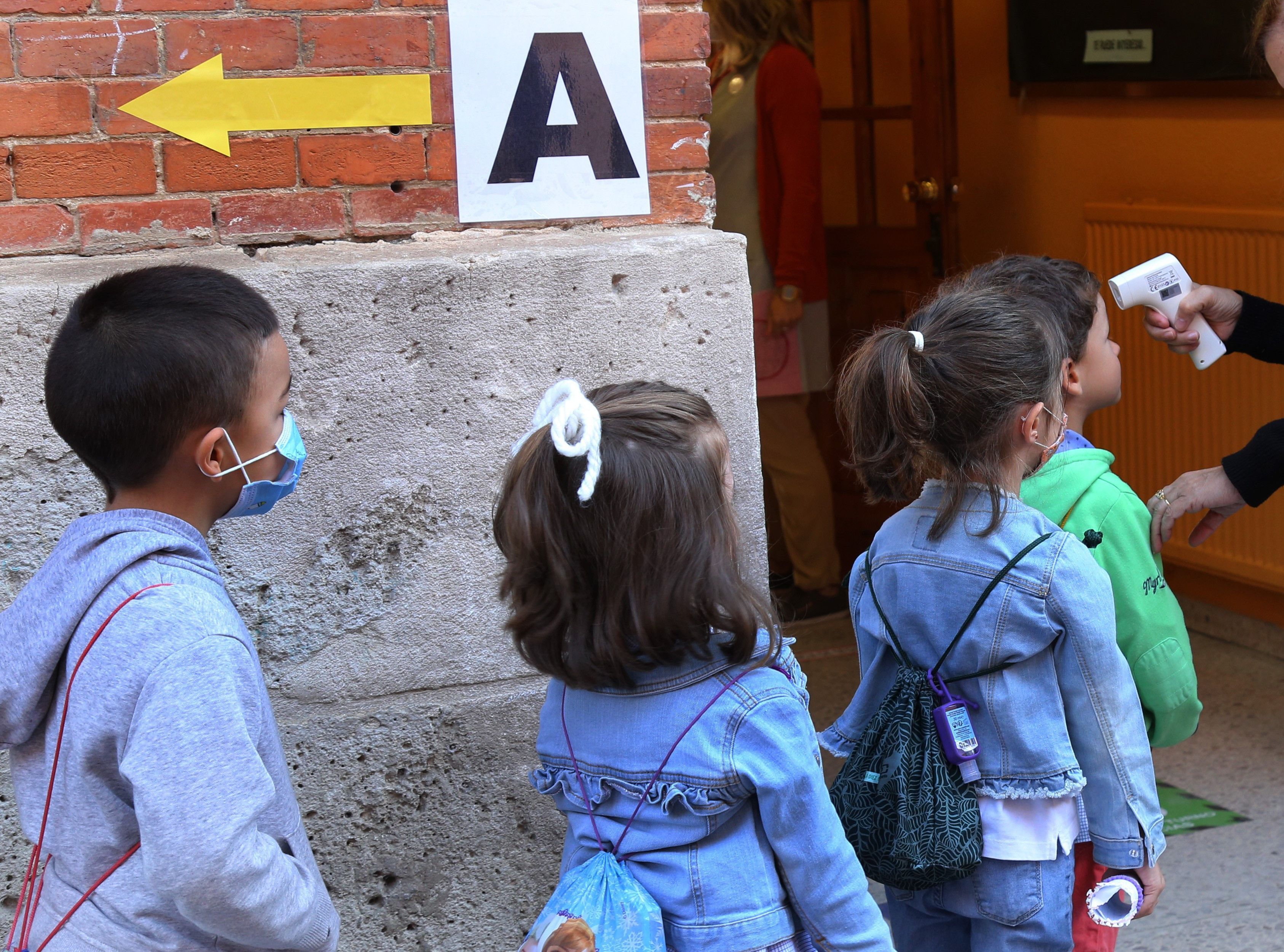 Escolares entran a las aulas de un centro educativo