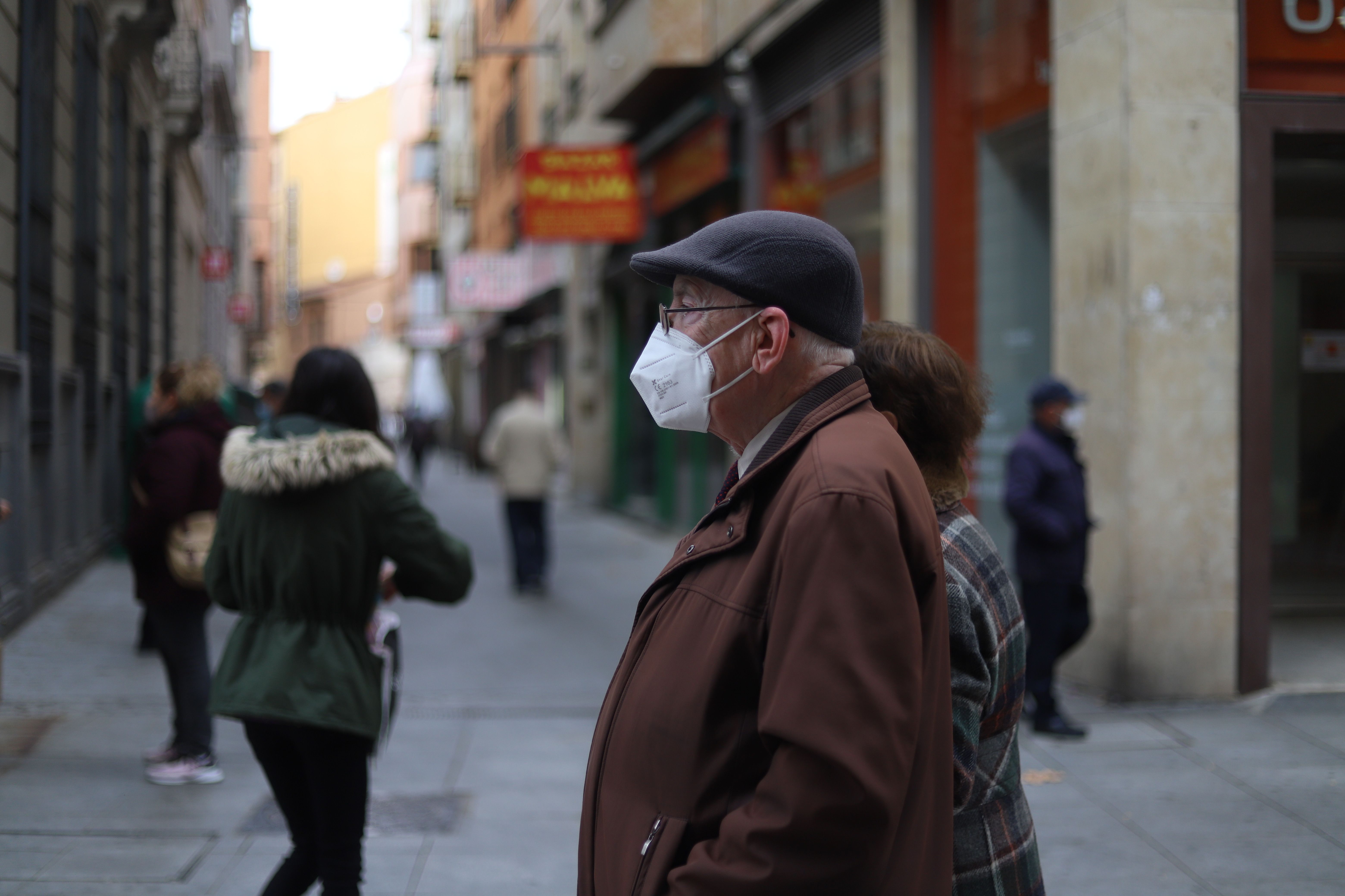 Persona paseando con mascarilla