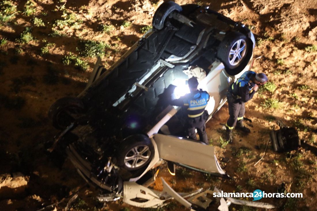 ‘Milagro’ en Salamanca: Un turismo cae a la ribera del río desde gran altura y la conductora sufre heridas leves