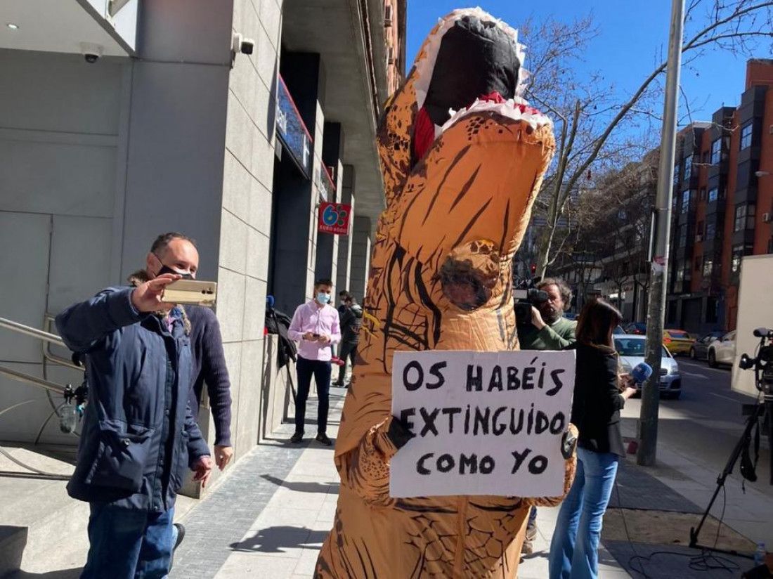 Un dinosaurio, a las puertas de la sede de Ciudadanos: "Os habéis extinguido, como yo"