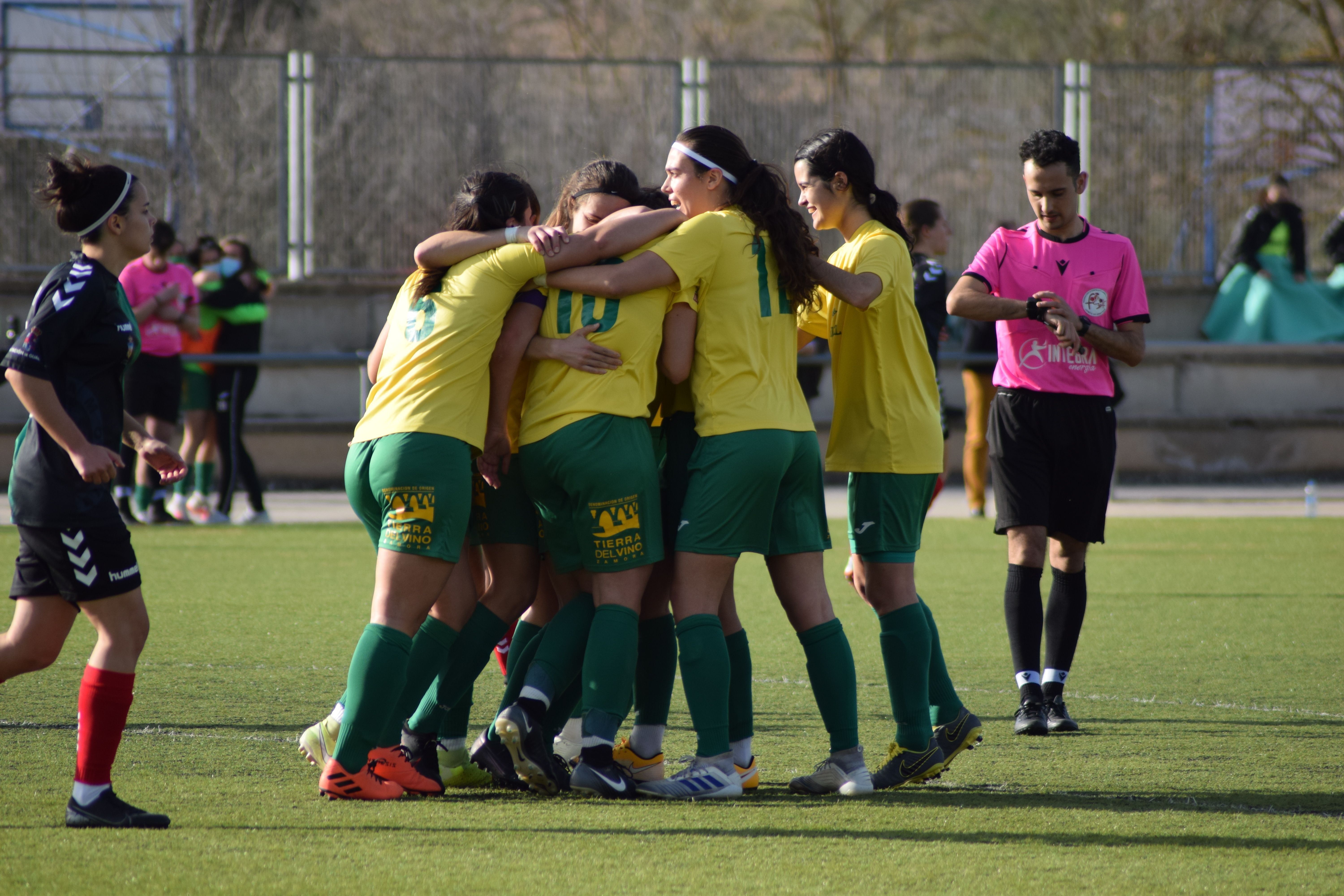 Las jugadoras del Amigos del Duero celebran un gol.