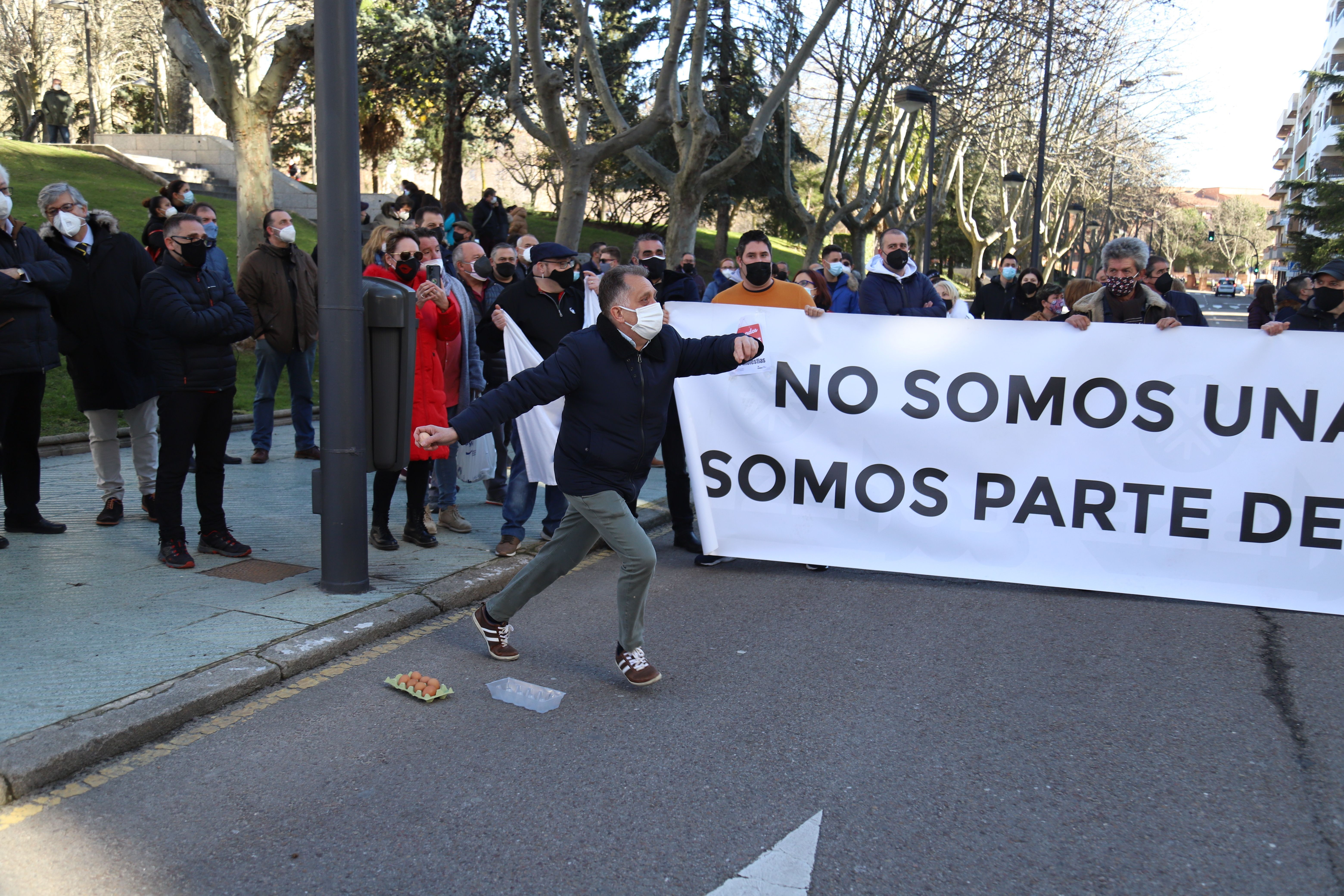 'A huevazo limpio' contra la delegación de la Junta en Zamora por las restricciones en la hostelería