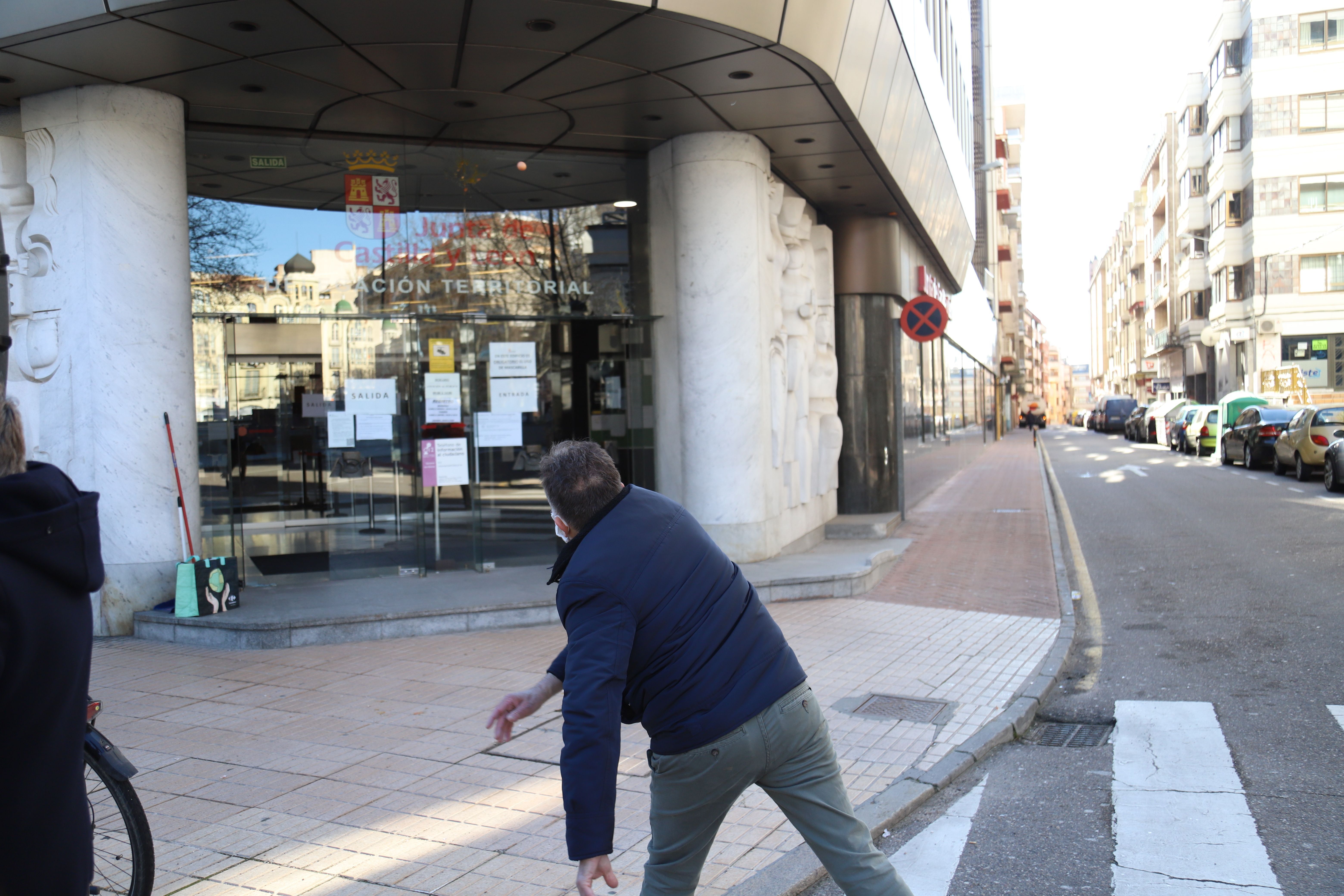 'A huevazo limpio' contra la delegación de la Junta en Zamora por las restricciones en la hostelería