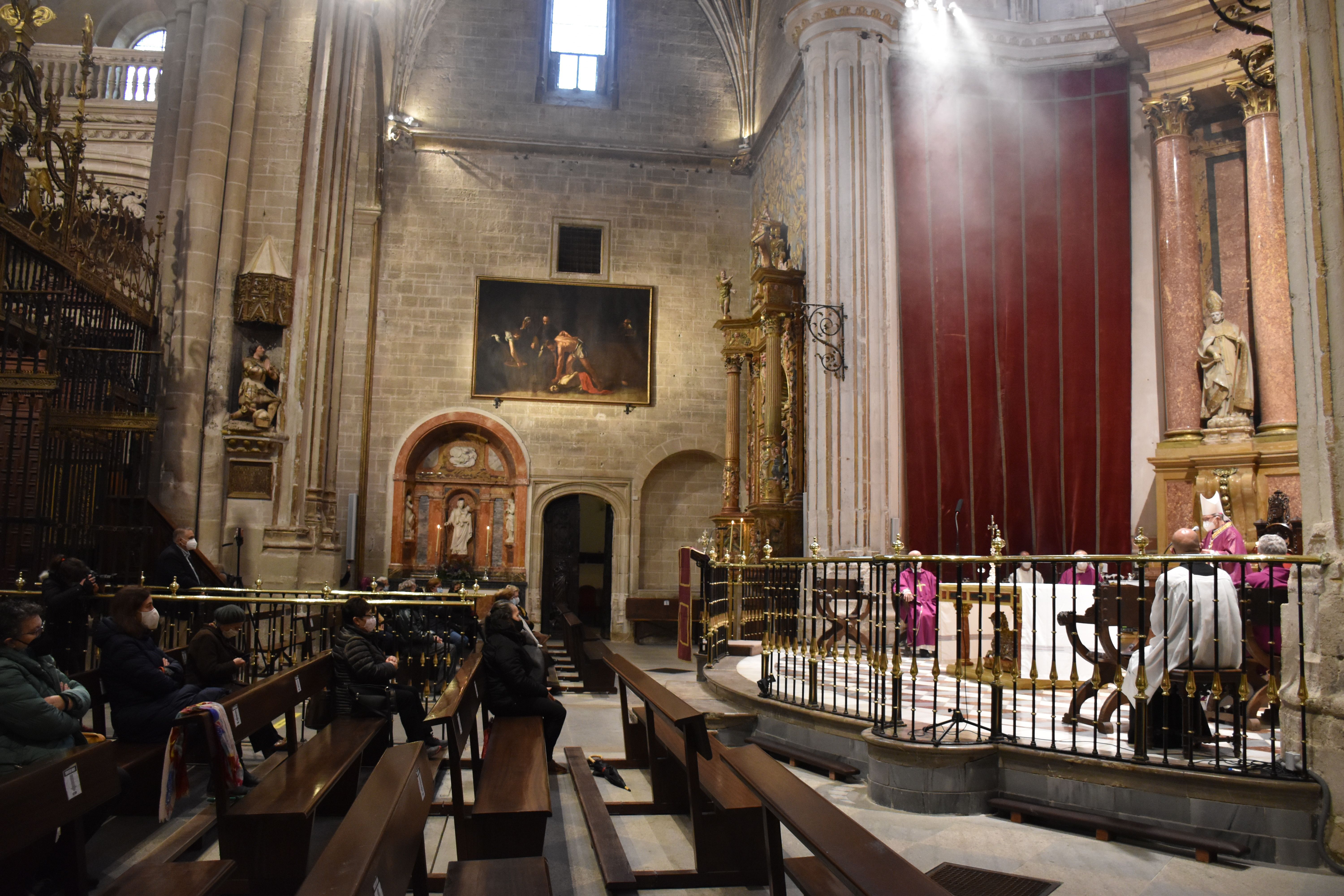 El obispo de Zamora, Fernando Valera, preside la eucaristía del Miércoles de Ceniza en la Catedral