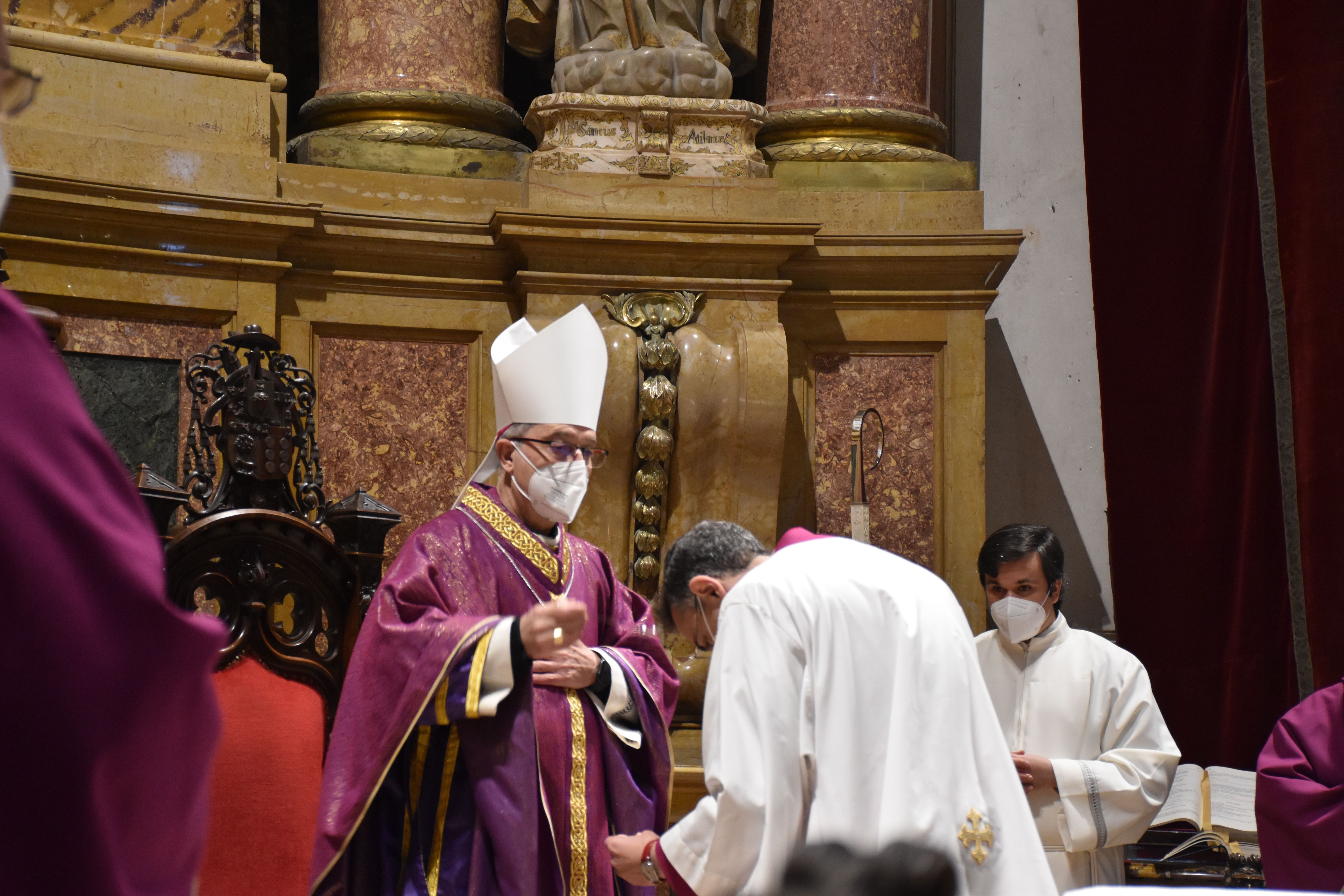 El obispo de Zamora, Fernando Valera, preside la eucaristía del Miércoles de Ceniza en la Catedral. Archivo