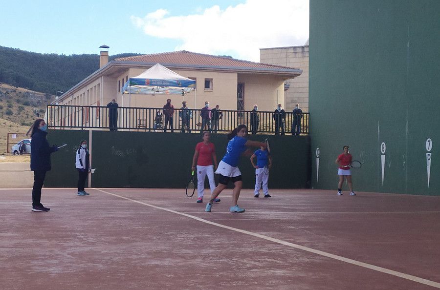 Imagen de archivo de un partido de frontenis femenino