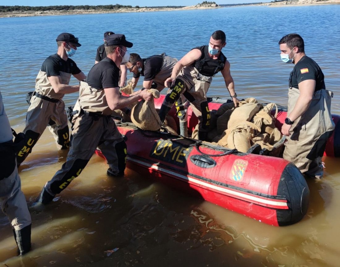 La UME realiza ejercicios de reconocimiento, búsqueda y evacuación de víctimas en el embalse de Almendra