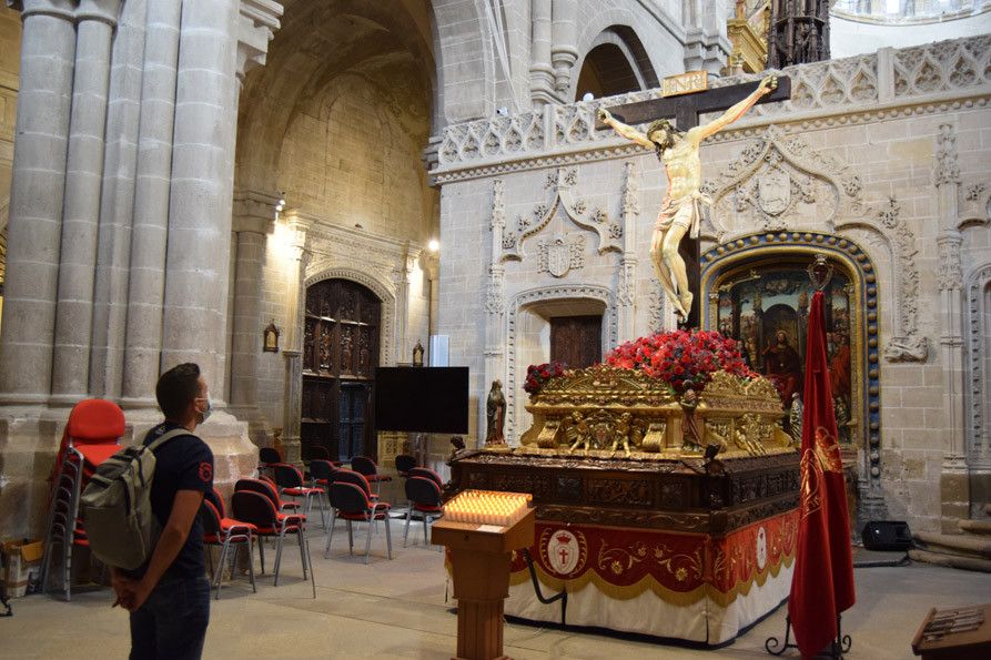 Veneración al Cristo de las Injurias en la Catedral por parte de la Real Cofradía del Silencio