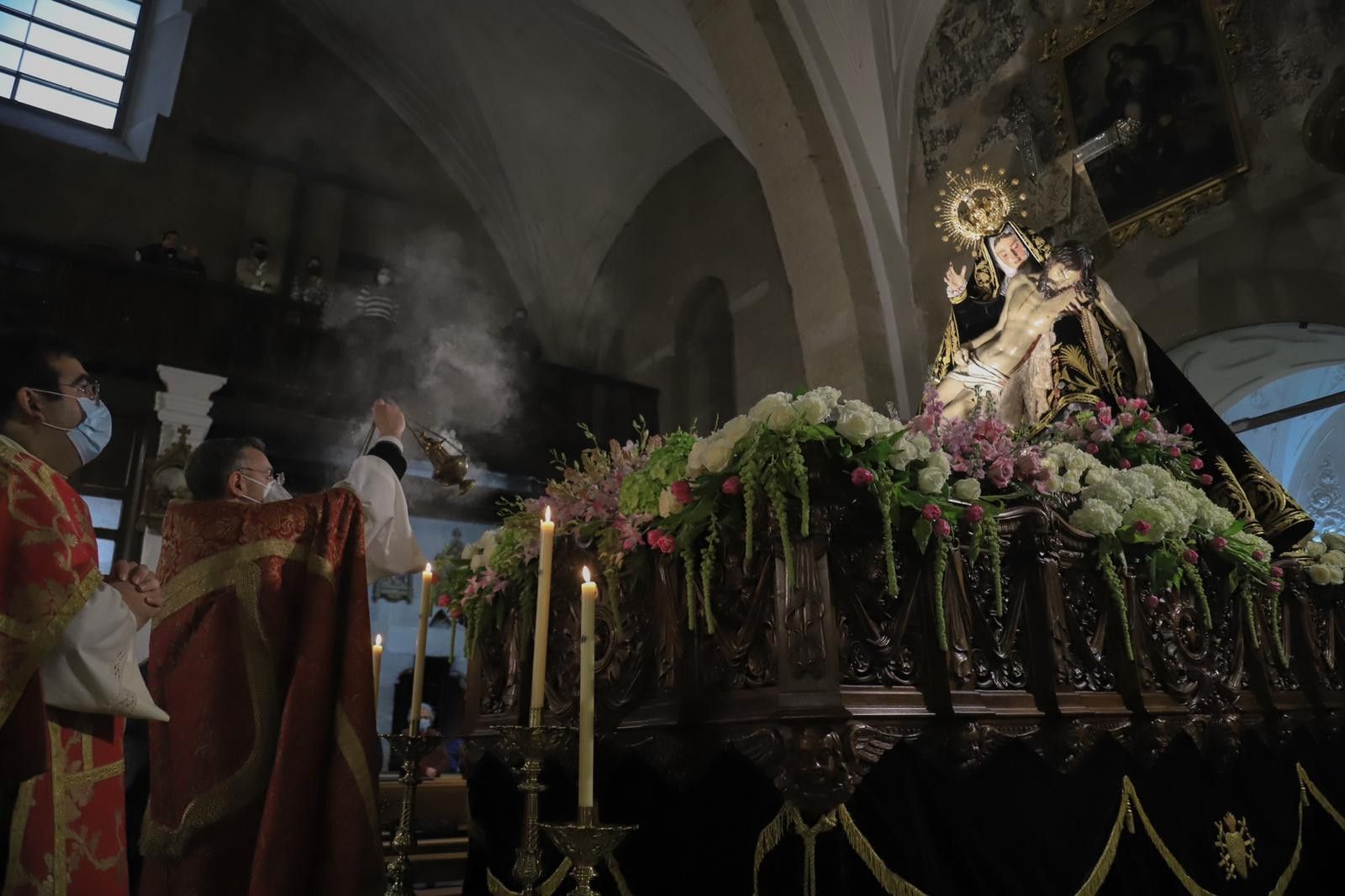 Nuestra Madre de las Angustias recibe el cobijo de sus fieles a puerta cerrada