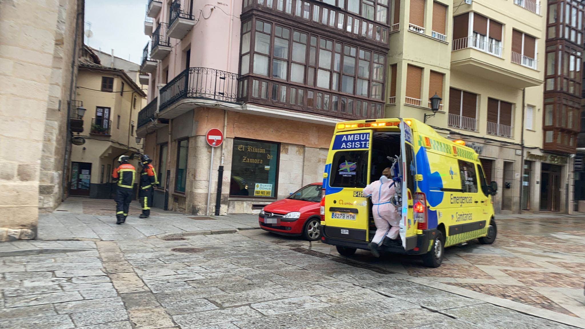 Amplio despliegue en el centro de Zamora para rescatar a una persona indispuesta en su casa