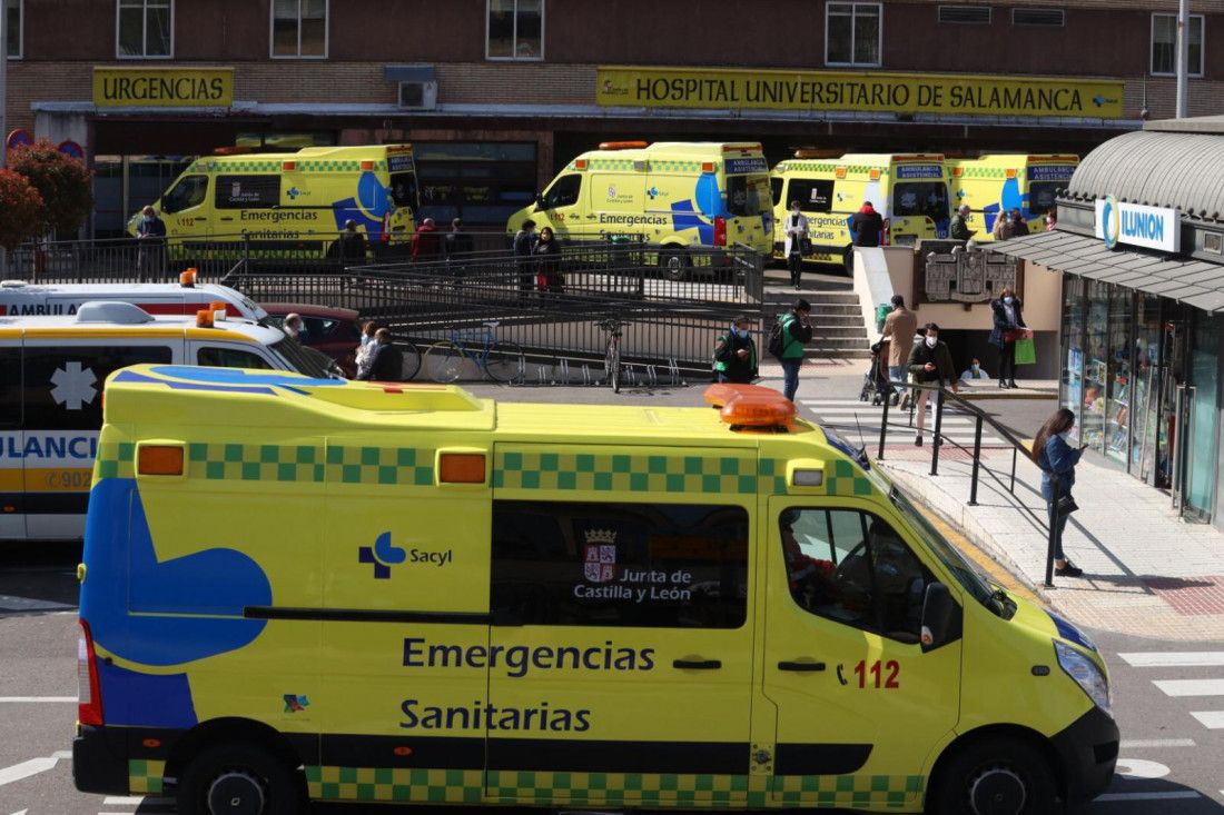 Ambulancia frente al hospital de Salamanca