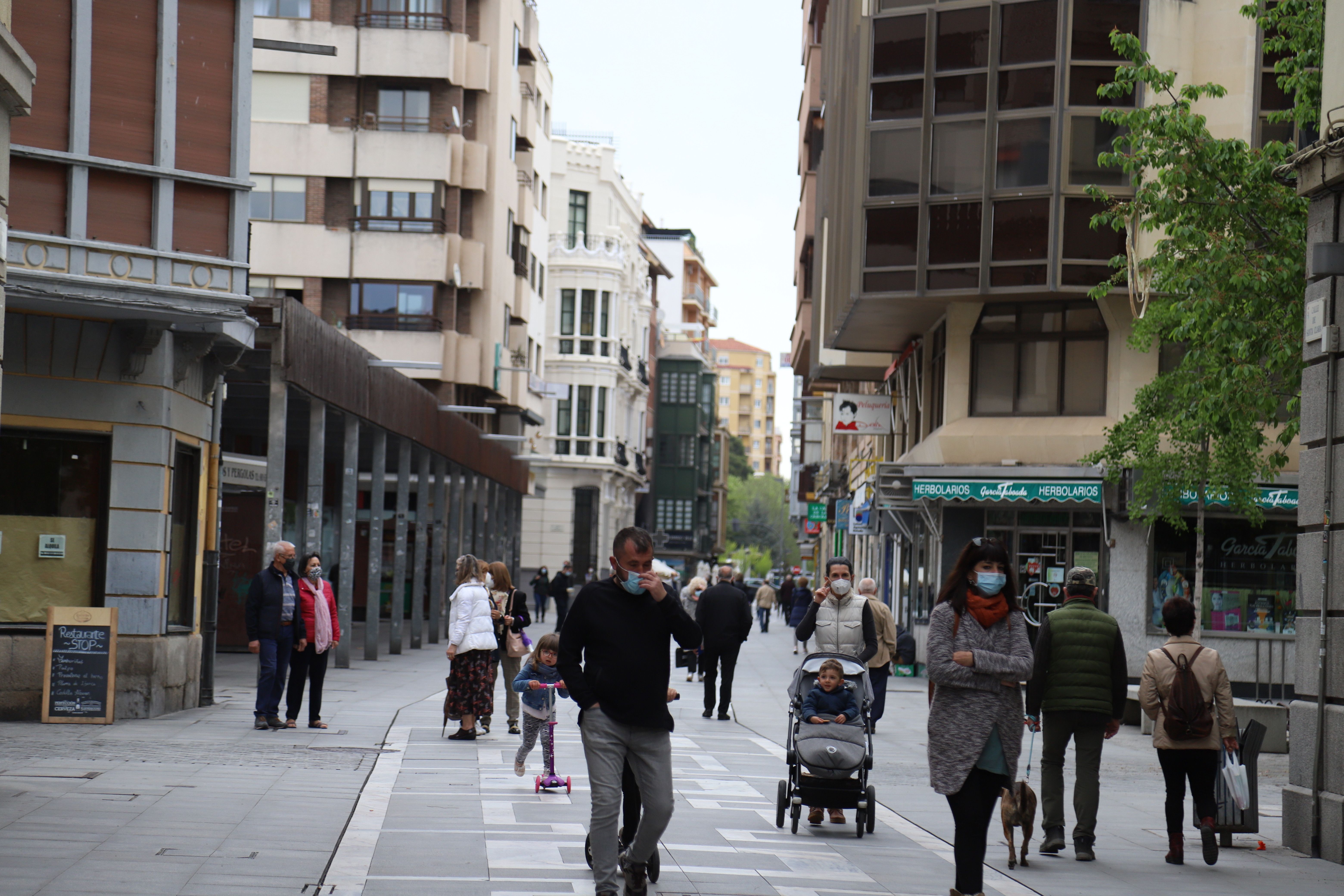 Personas paseando por Zamora.