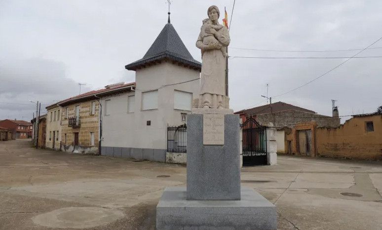 Escultura en un pueblo de Zamora en los que se rinde homenaje permanente a «la madre»