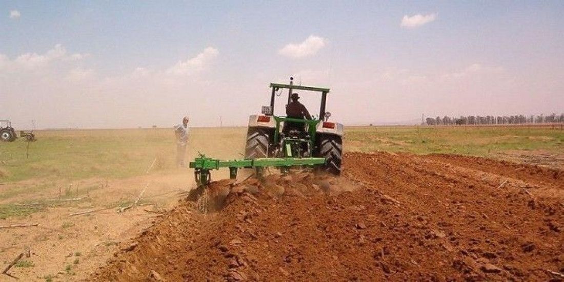 Agricultor trabajando la tierra. Archivo.