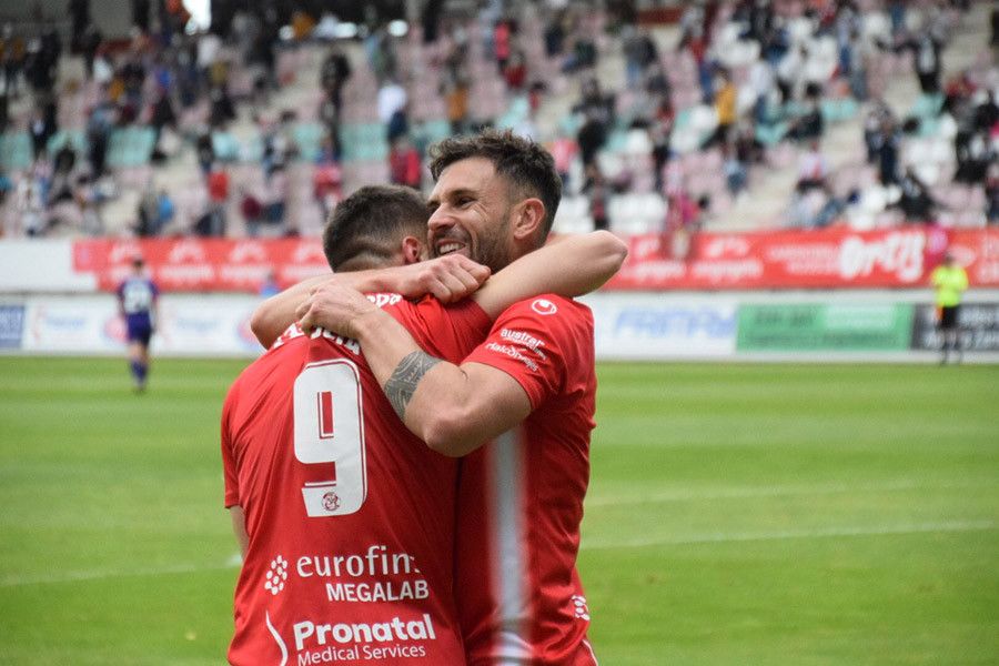 Nico Delmonte se abraca a Agustín Coscia en su anterior etapa en el Zamora CF. Archivo.