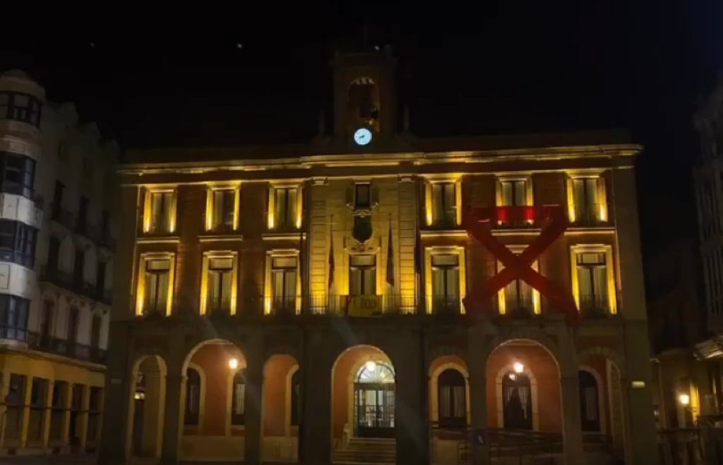 El Ayuntamiento de Zamora se tiñe de amarillo. Archivo.