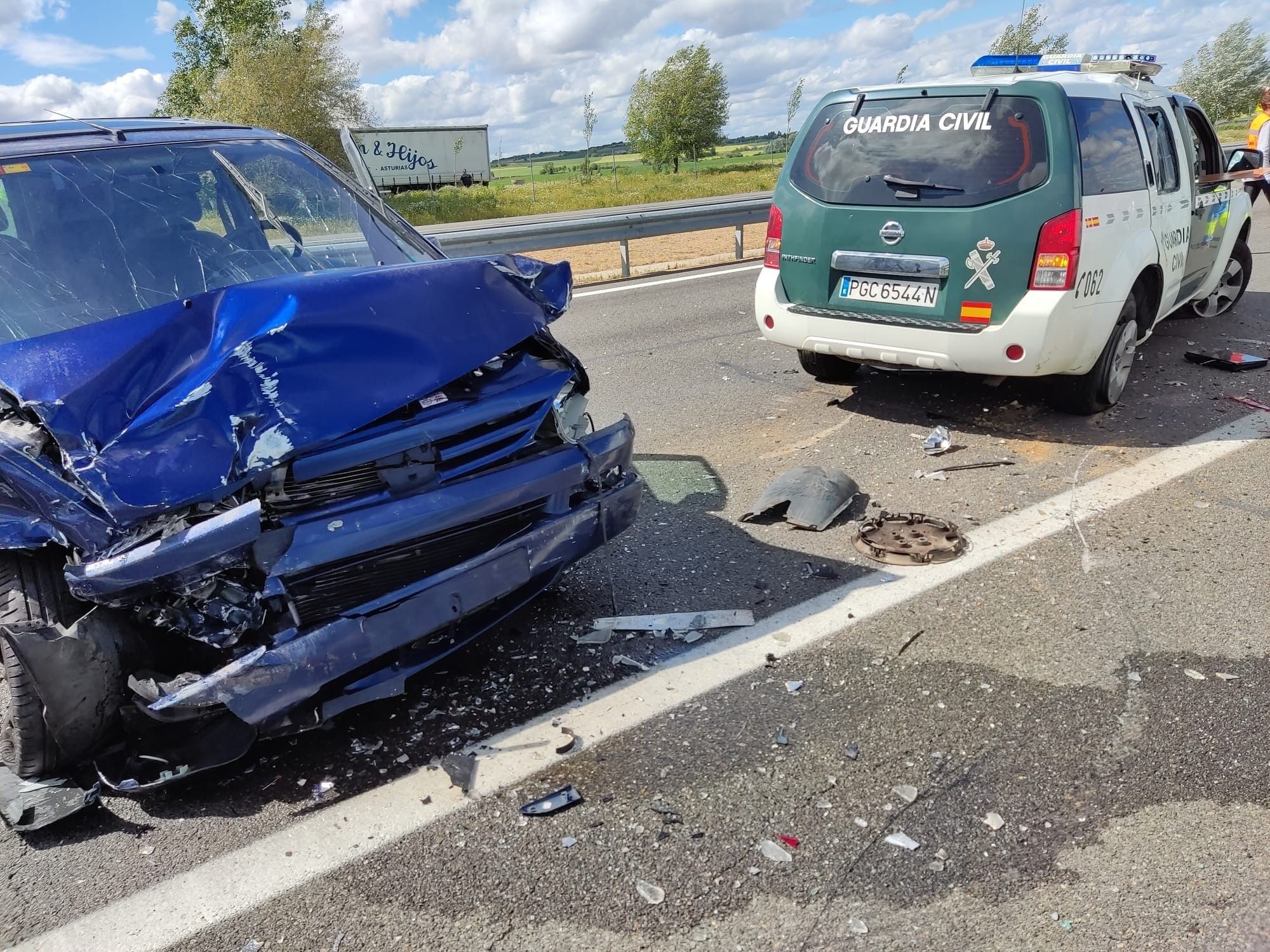 Un conductor se empotra contra un coche de la Guardia Civil en un control en Zamora