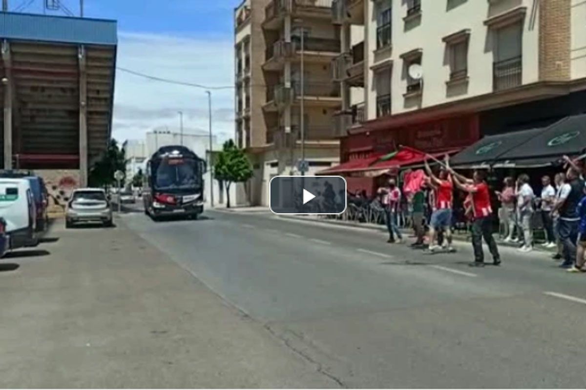 VÍDEO | La afición del Zamora recibe al equipo en el hotel de concentración antes del gran duelo