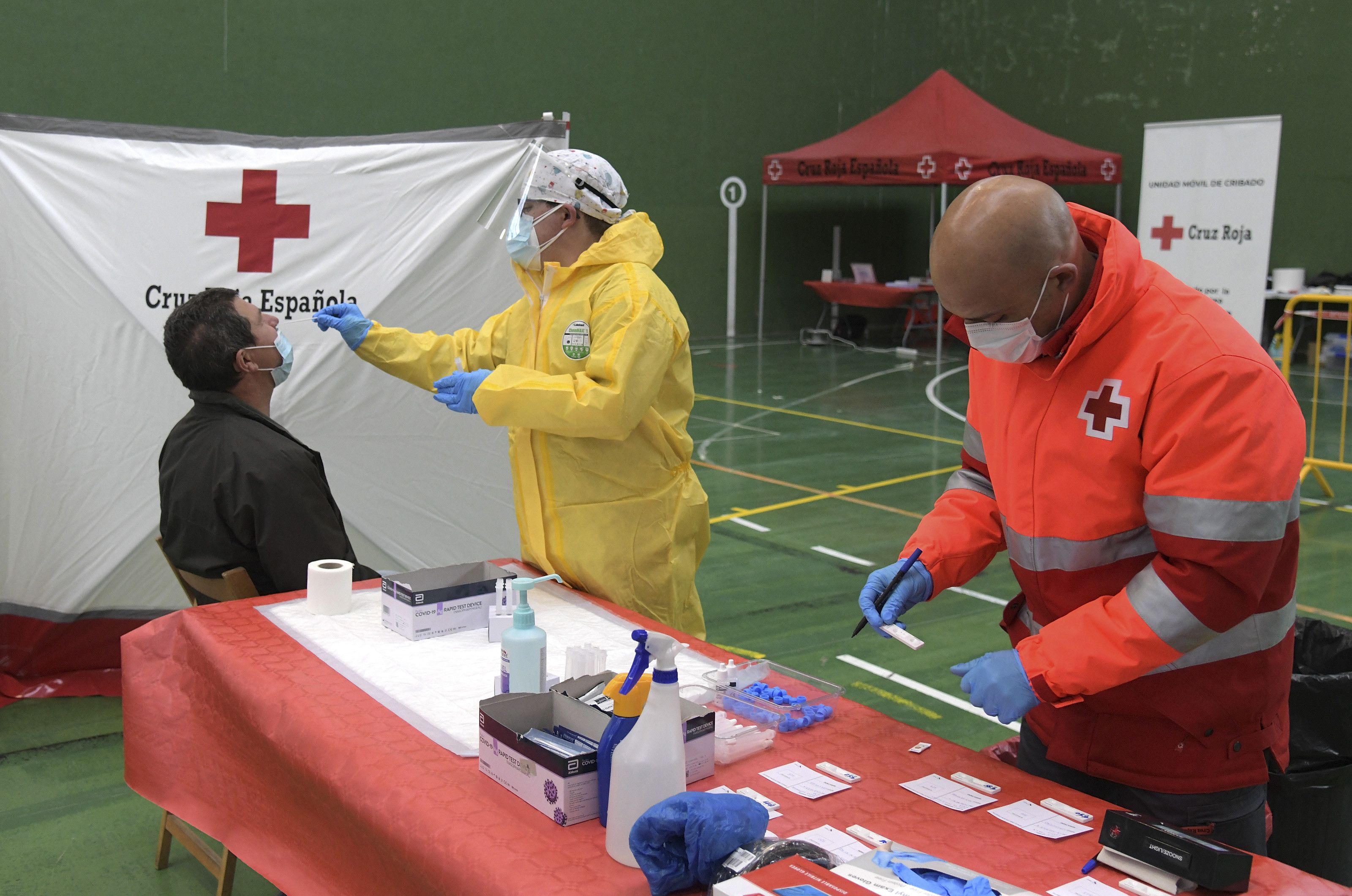 Miembros de Cruz Roja realizan un test de antígenos