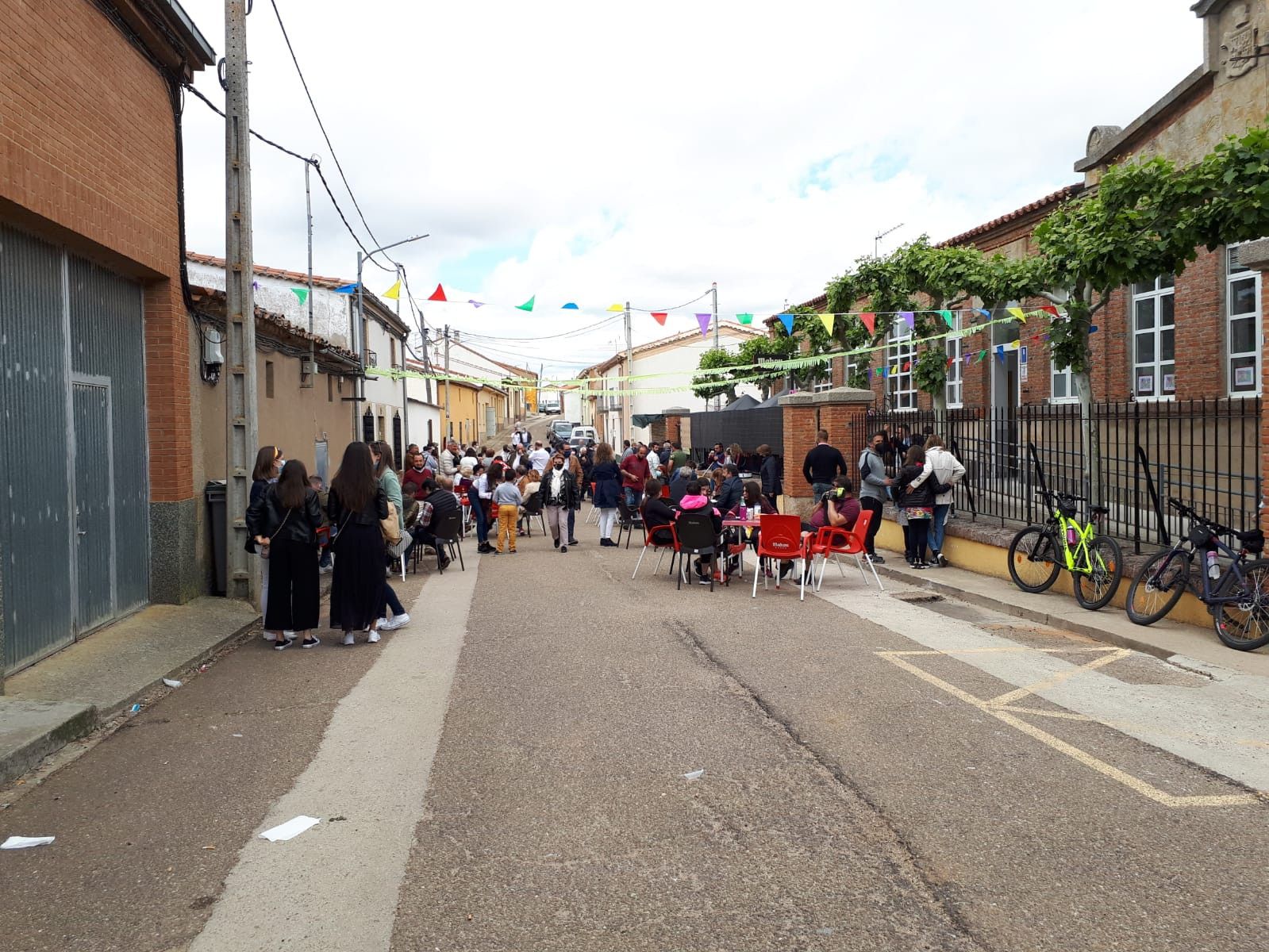 Las calles de La Hiniesta viven la jornada festiva. Archivo