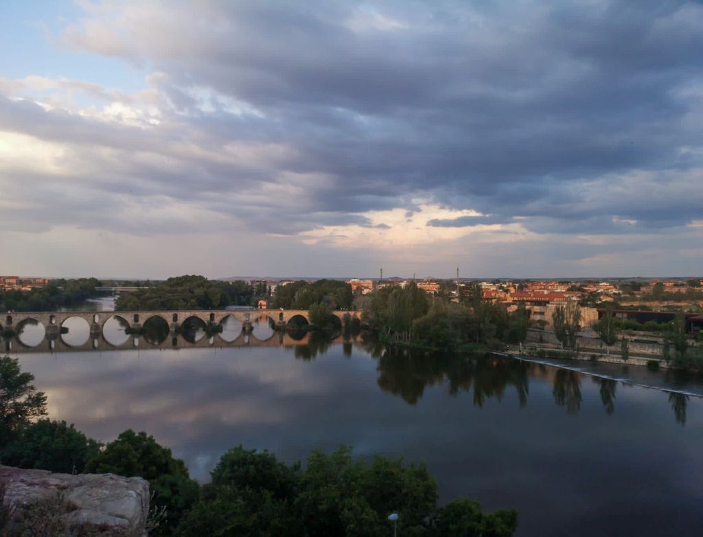 El puente de Piedra de Zamora con cielos cubiertos