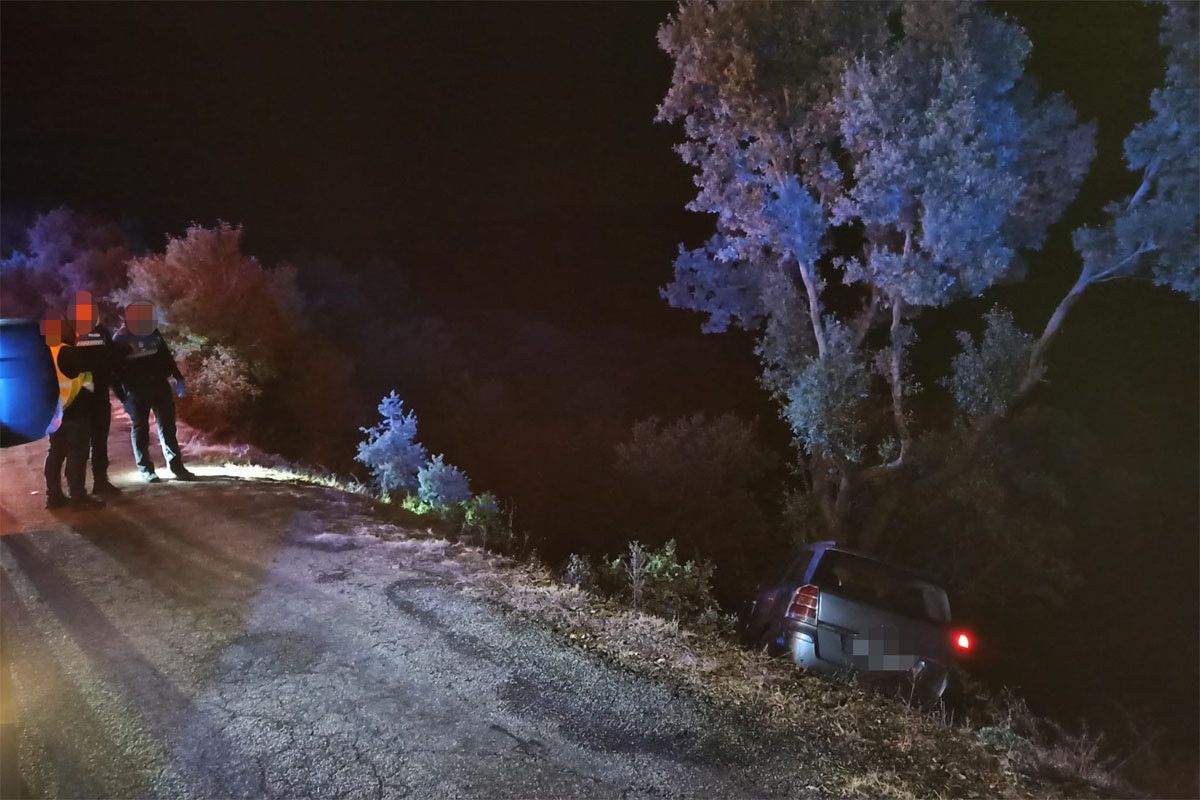 Tres heridos tras salirse de la vía con el coche y caerse por un terraplén