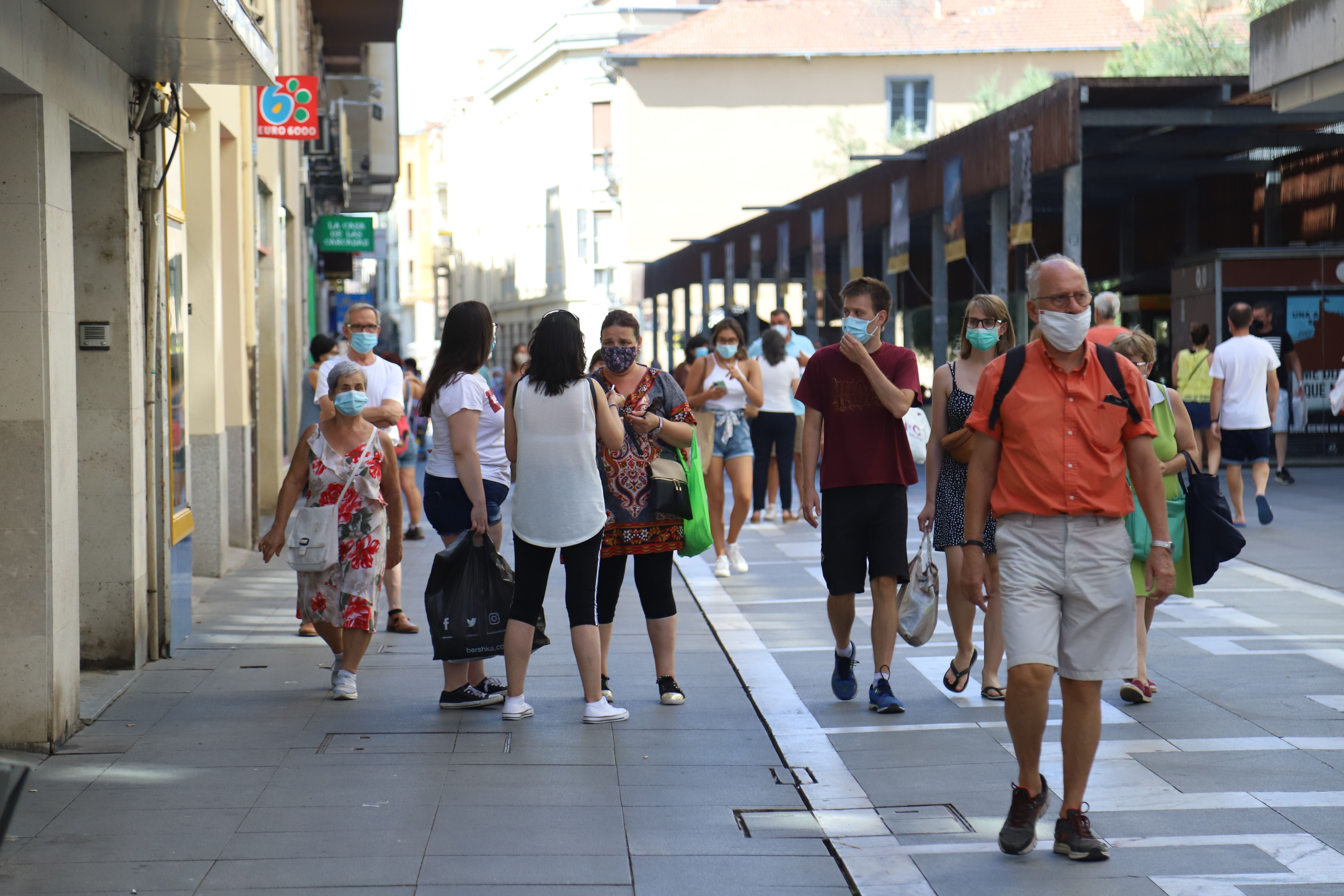 Ciudadanos con mascarillas pasean por Santa Clara durante la pandemia. Archivo.