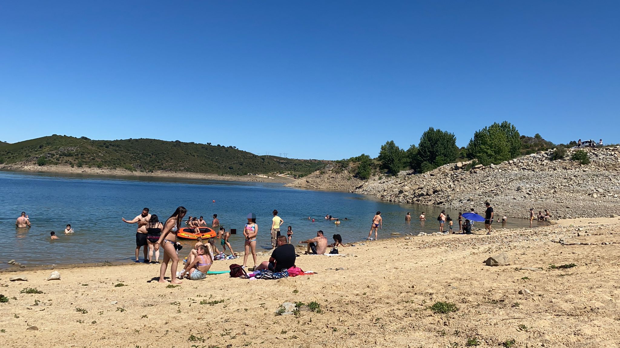 Jóvenes disfrutan de una jornada estival