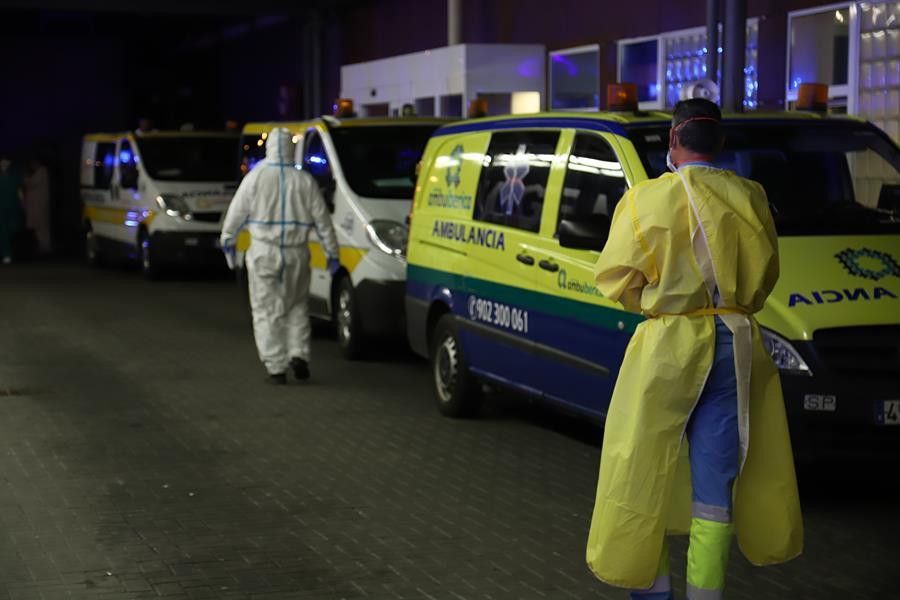 Personal sanitario a las puertas del Virgen de la Concha 