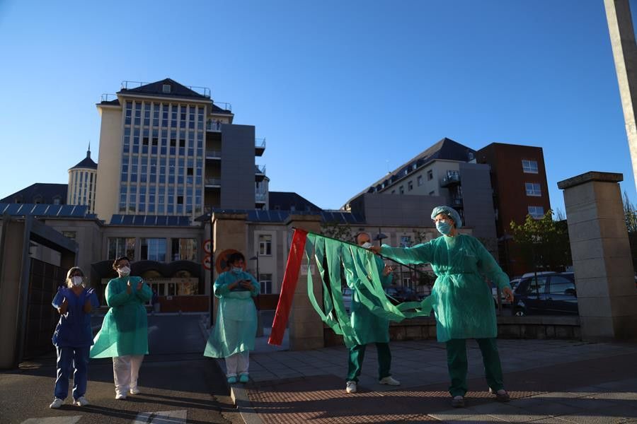 Un sanitario ondea una bandera de Zamora