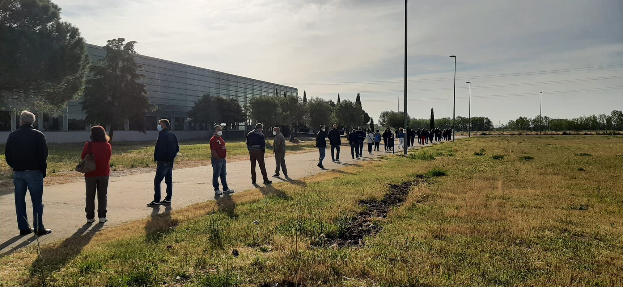 Largas colas en una jornada de vacunación masiva en Ifeza