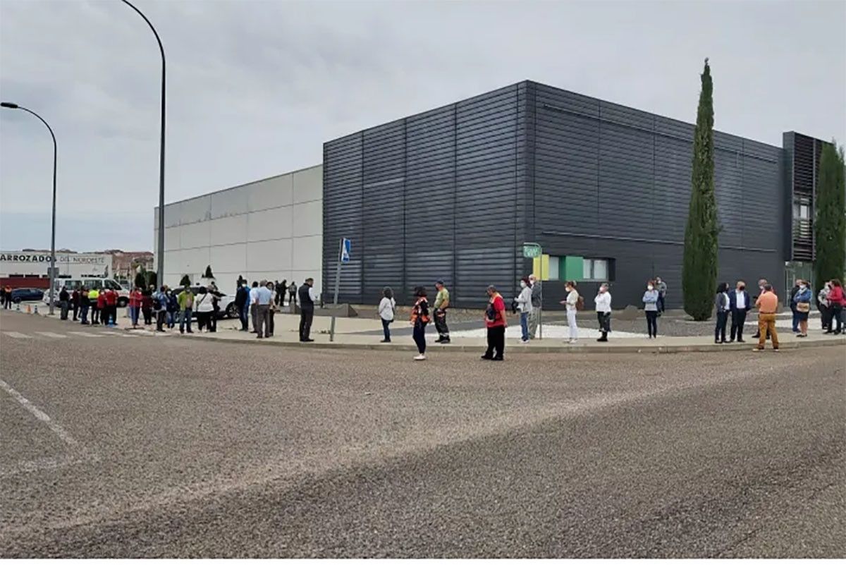 Largas colas en el Centro de Negocios para la vacunación masiva en Benavente