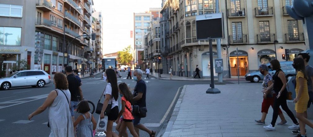 Ciudadanos pasean por La Marina en Zamora