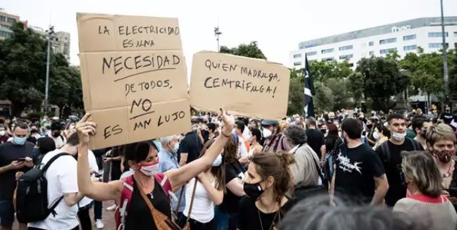 Unas 200 personas acuden a una manifestación contra la subida de la luz en la plaza de Catalunya en Barcelona - Marc Brugat - Europa Press