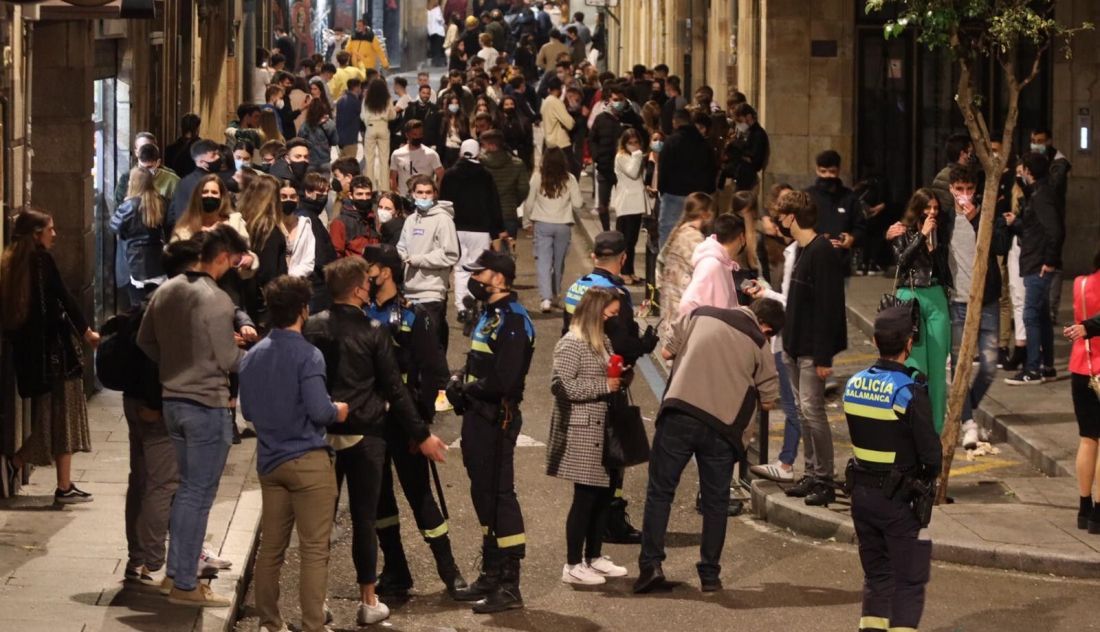 Jóvenes en una zona de ocio nocturno