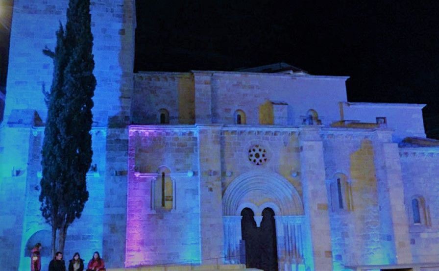 La iglesia de Santiago el Burgo iluminada de azul