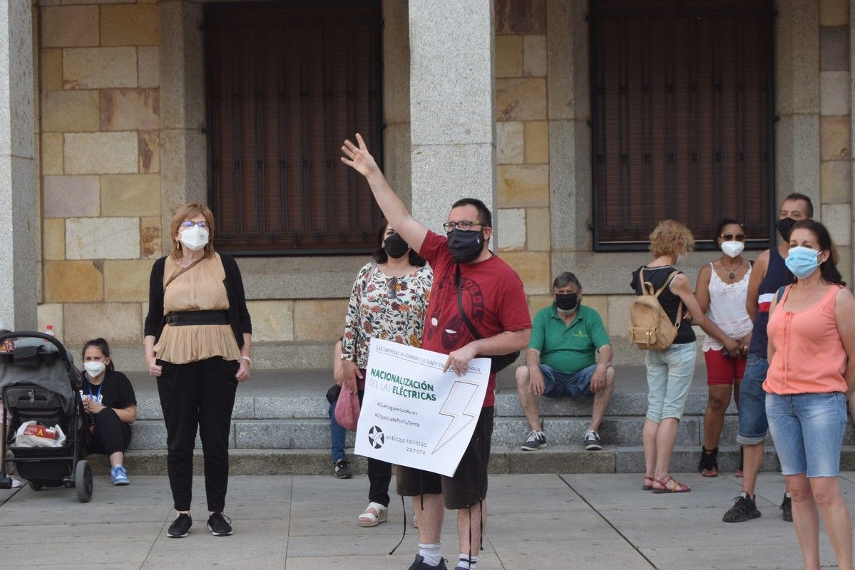 Un manifestante con un cartel contra la subida de la factura de la luz