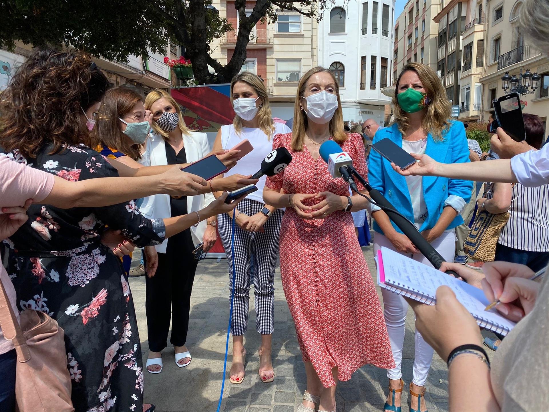 Ana Pastor atiende a la prensa