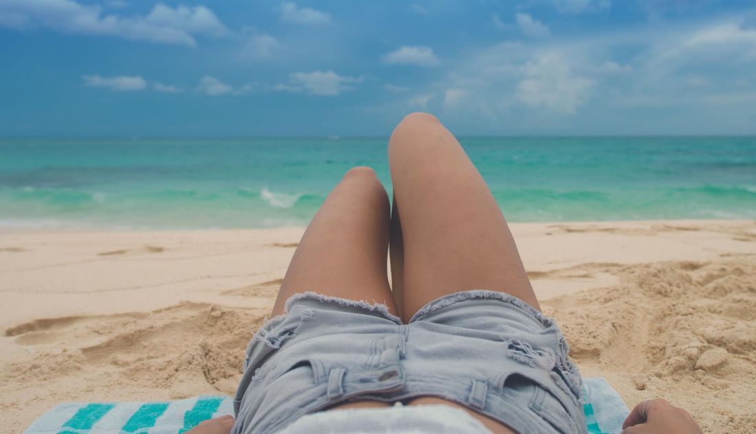 Mujer tomando el sol